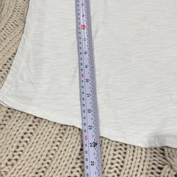 White House Black Market Textured White V-Neck Tee - Picture 3 of 8